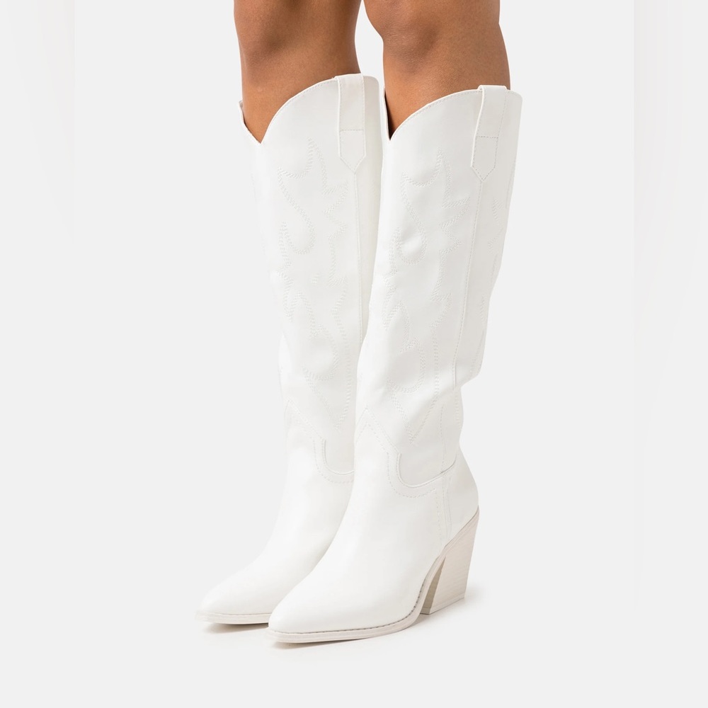 ARIZONA WHITE STEVE MADDEN BOOTS (size 7)